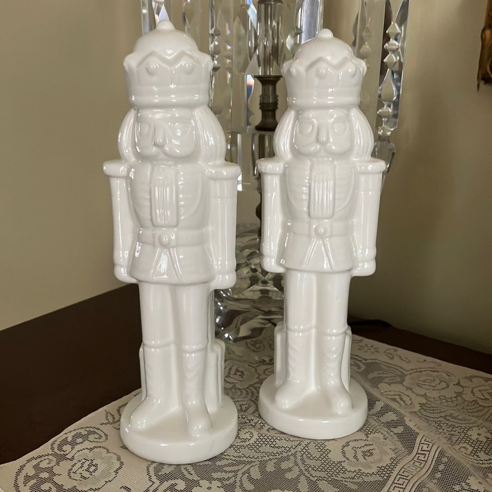 PAIR Winter White Blanc Ceramic Nutcrackers Toy Soldiers